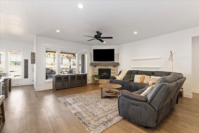 Building Photo - 5 Bed 3 bath Golf Course Neighborhood