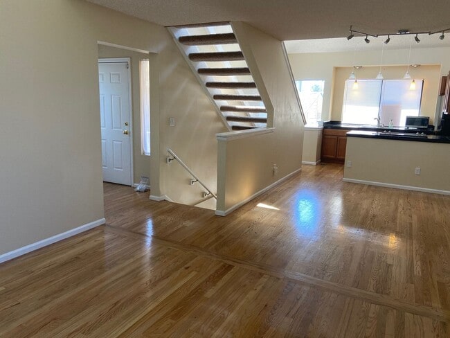 Building Photo - Beautiful 3 Bedroom 2 Bath Townhome Close to the Mountains!!