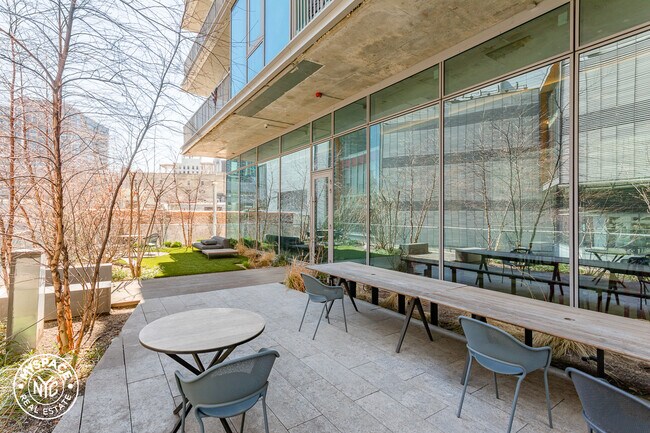 Building Photo - 436 Albee Square W