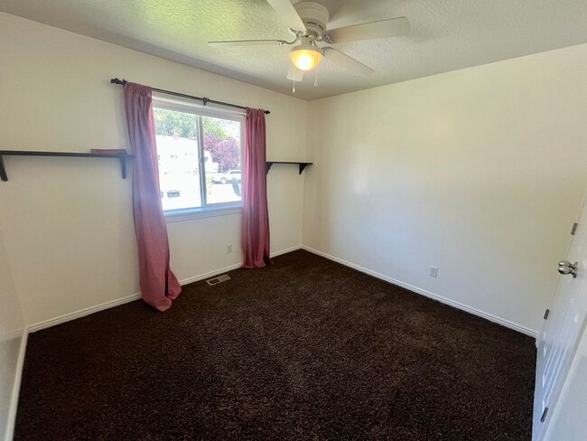 Building Photo - Lovely Home Located In Provo