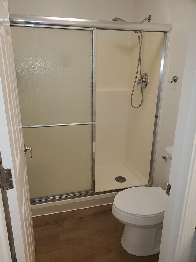 Building Photo - AVAILABLE NOW!!  LARGE, REMODELED 3 BEDROOM HOME / LARGE FENCED YARD