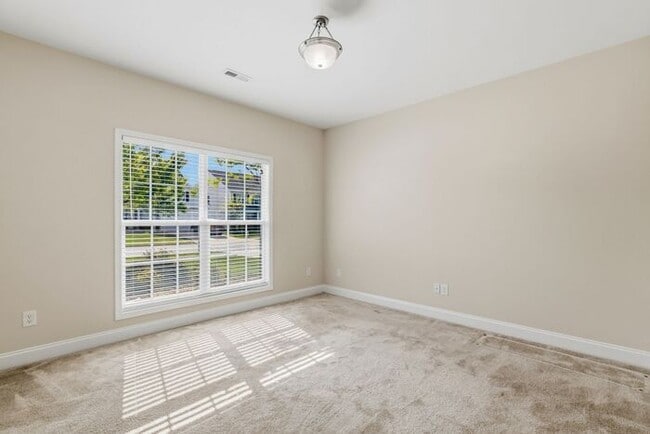 Building Photo - 5 Bedrooms in the heart of Summerfield!