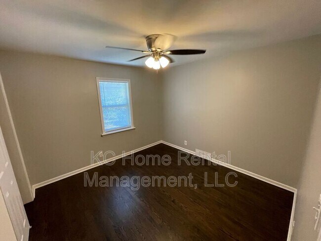 Building Photo - 706 NE Orchard Dr