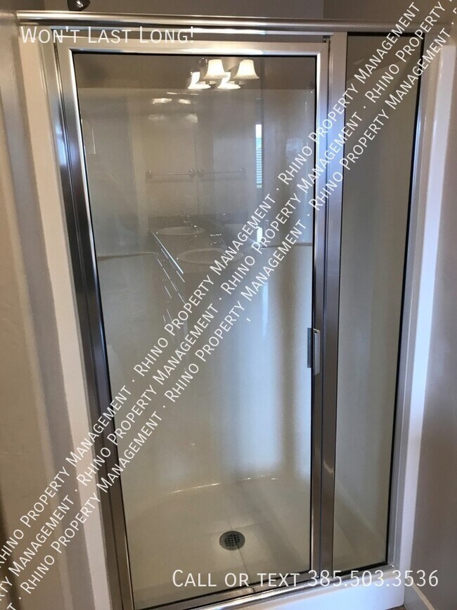 Building Photo - 3 Bed/3.5 Bath End Unit Townhouse in Sandy