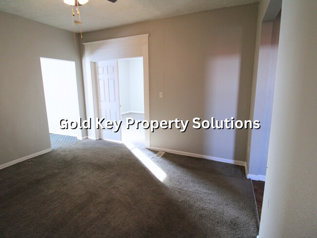 Building Photo - 816 W 11th St