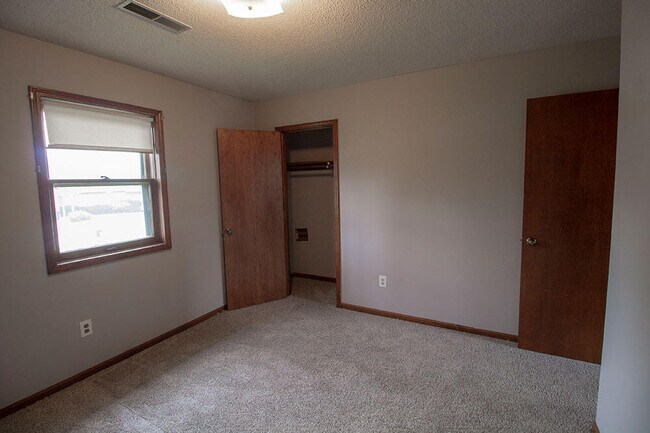 Building Photo - 2011 Bridgewater Dr