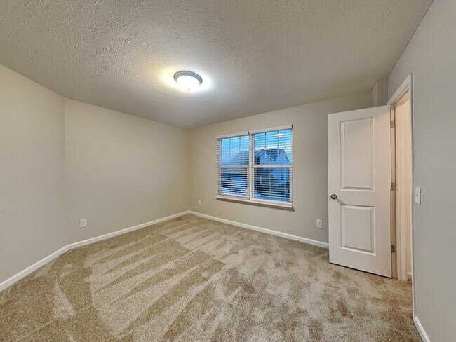 Building Photo - 4 bed 2.5 bath in Plainfield!