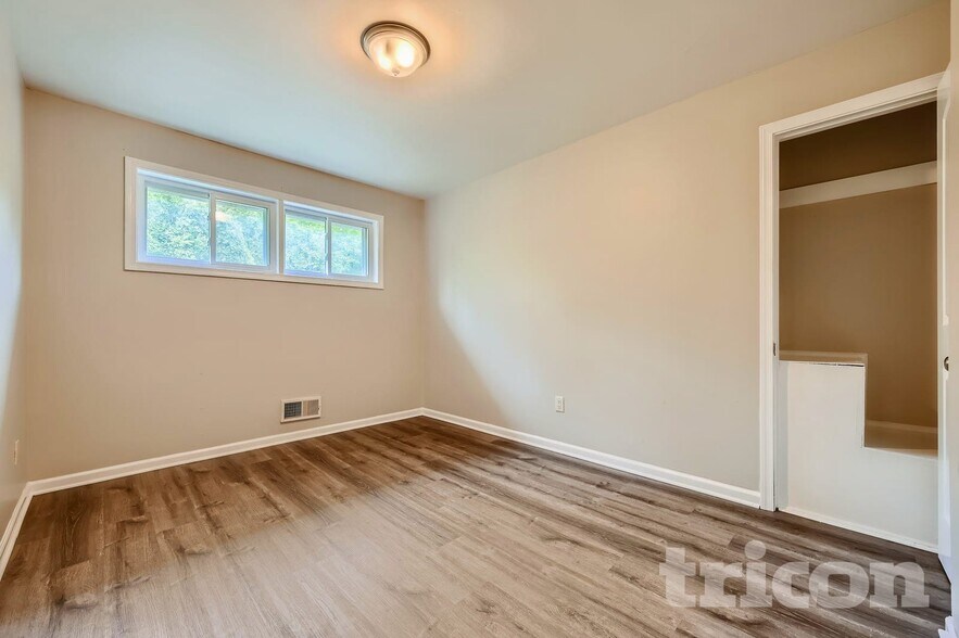 Building Photo - 2012 Royal Garden Dr