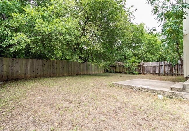 Building Photo - 3901 Knollwood Dr