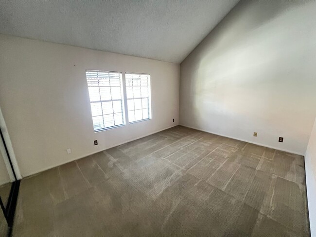 Building Photo - Perfect 2 Bed 1 Bath End Unit Condo in Pla...