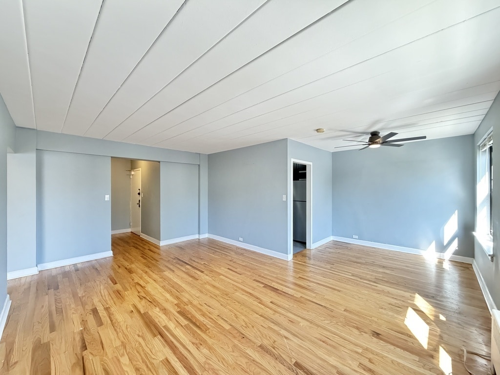 Building Photo - 1360 W Touhy Ave