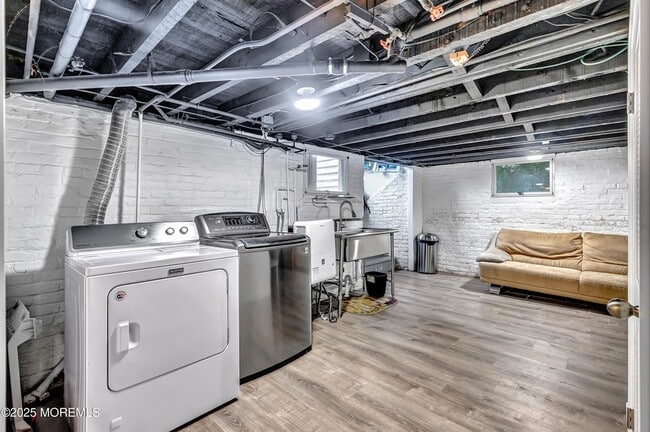 Building Photo - 370 E Main St