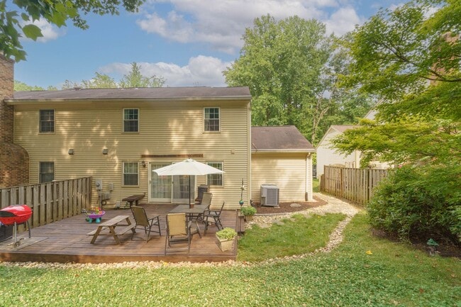 Building Photo - This 3 Bed 2.5 Bath Burke, VA Townhome is a Must See!