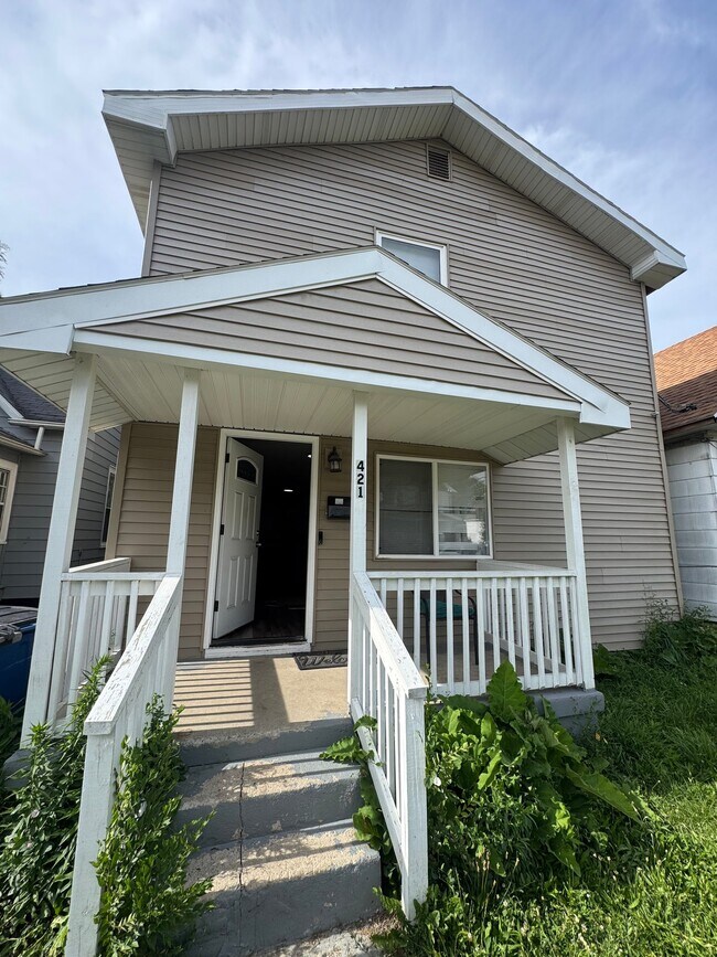 Building Photo - 421 E Streicher St
