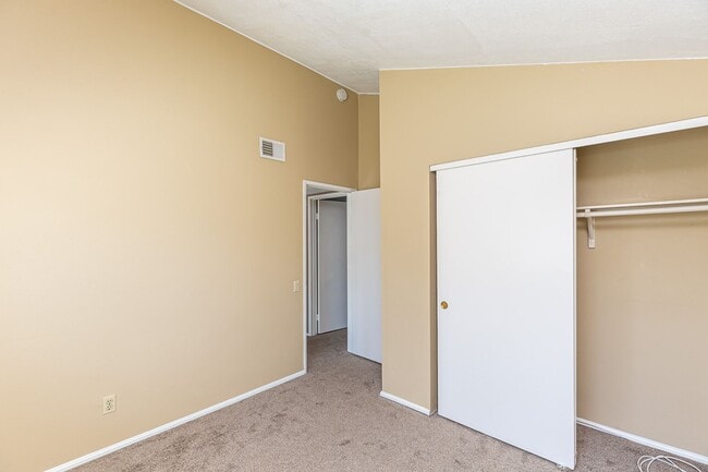 Building Photo - **LOOK NO FURTHER 3 BEDROOM TOWNHOME W/LAU...