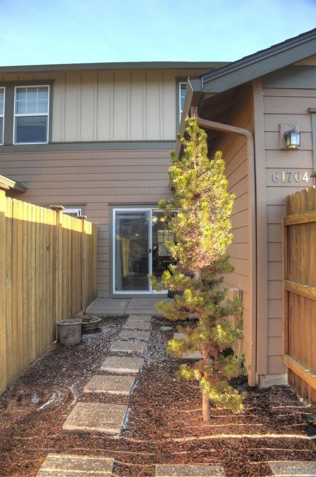 Building Photo - ** $1000 OFF FIRST MONTH** Darling Townhou...
