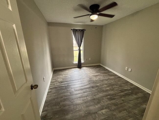 Building Photo - 326 Stoney Creek Ave