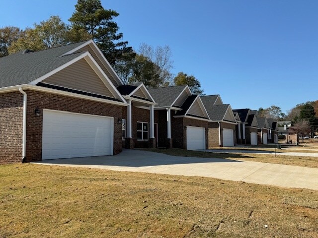 Building Photo - 102 Riggins Ln