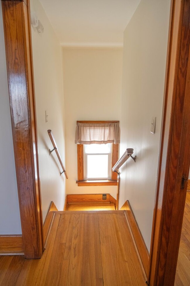 Building Photo - Charming 3 bedroom
