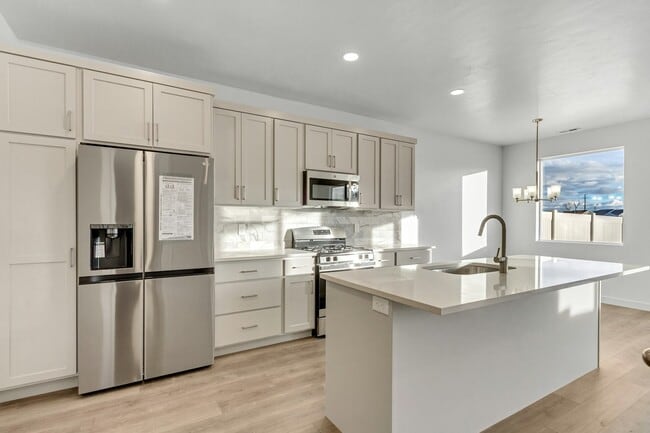 Building Photo - 825 W 700 S