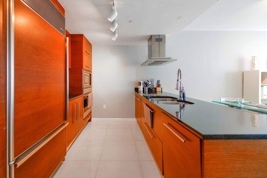 Building Photo - 485 Brickell Ave