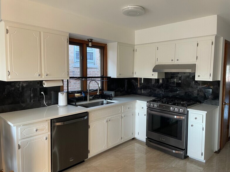 Building Photo - 6013 W Gunnison St