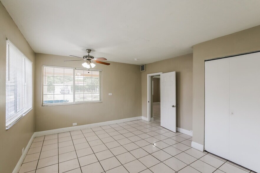 Building Photo - 1100 NW 143rd St