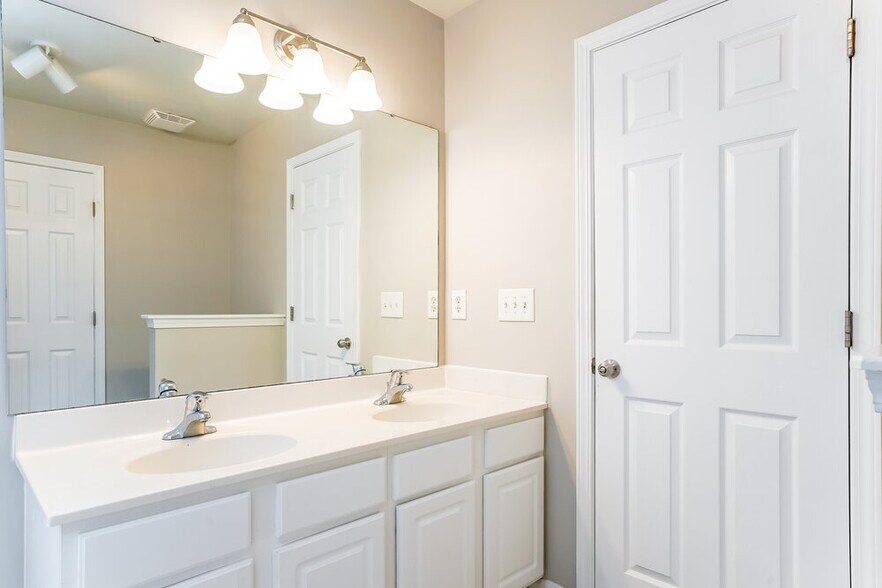 Building Photo - 708 Calavaras Ln