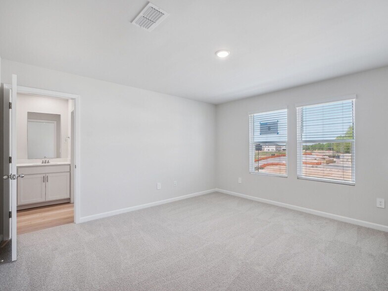 Building Photo - 710 Southland Dr