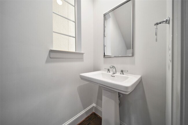 Building Photo - 42 Wooded Park Pl