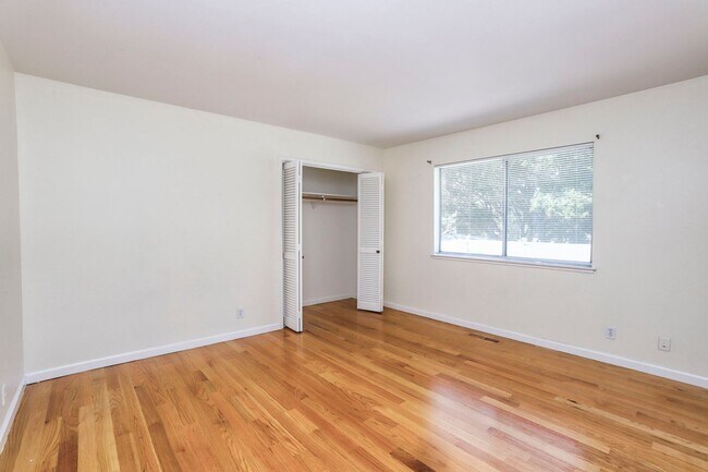 Building Photo - 264 W Oakwood Blvd