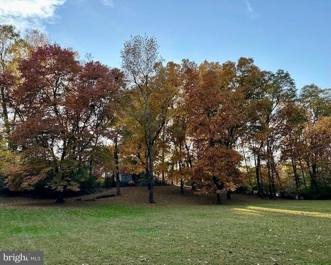 Building Photo - 2235 Abbotsford Dr