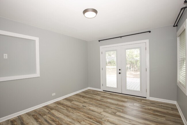 Building Photo - Gorgeous Fully Renovated 3 bedroom home in the Heart of Whispering Pines