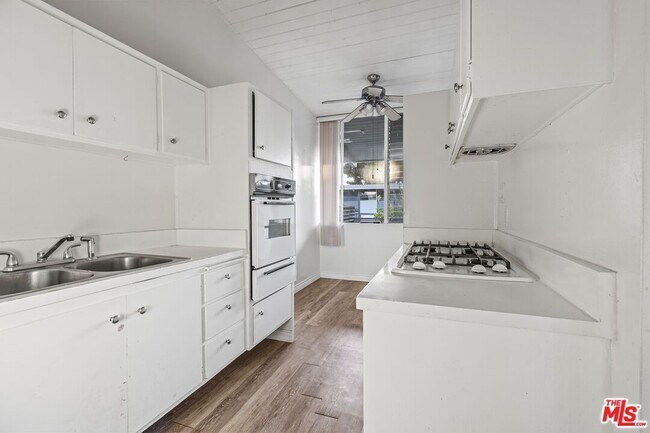 Building Photo - 11131 Rose Ave