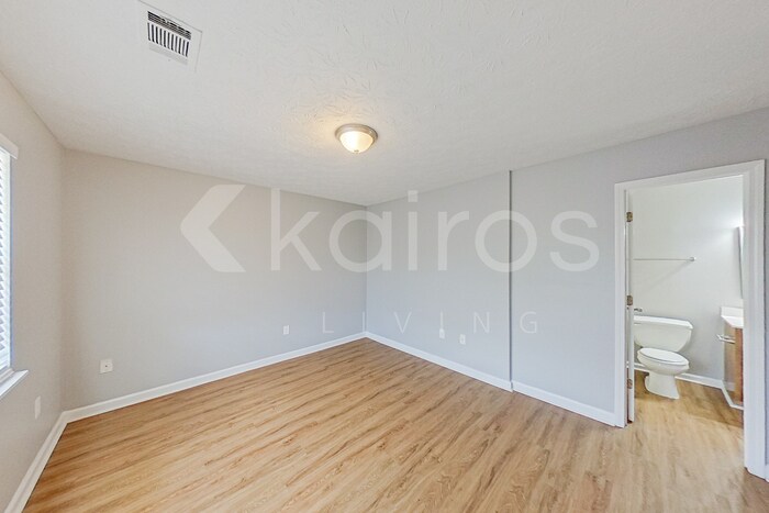 Building Photo - 370 Deer Park Dr