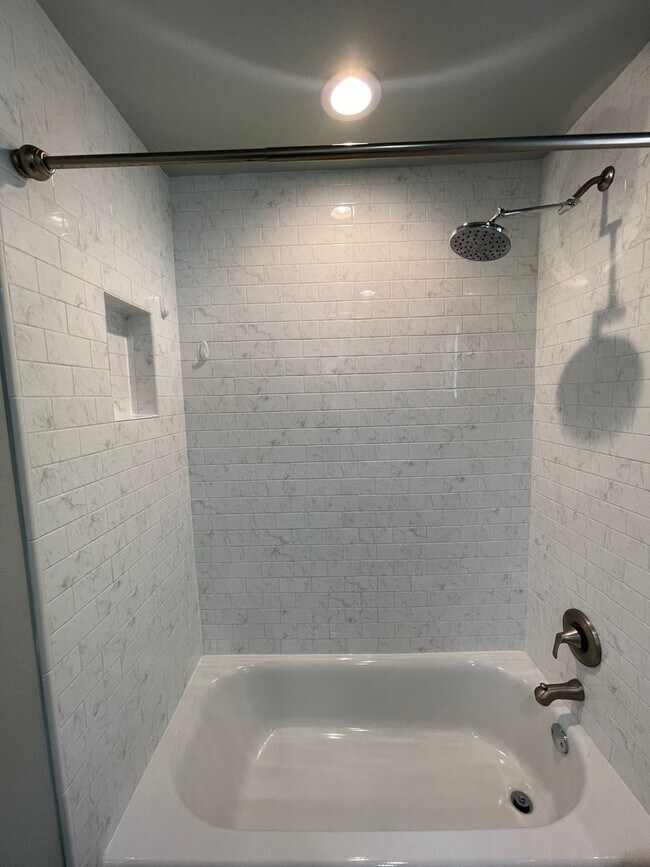 Building Photo - Amazing detached 2/2.5 duplex in Central Austin!!!