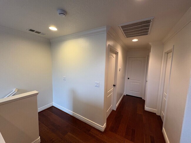 Building Photo - Two story home in NW Visalia Rent Ready!