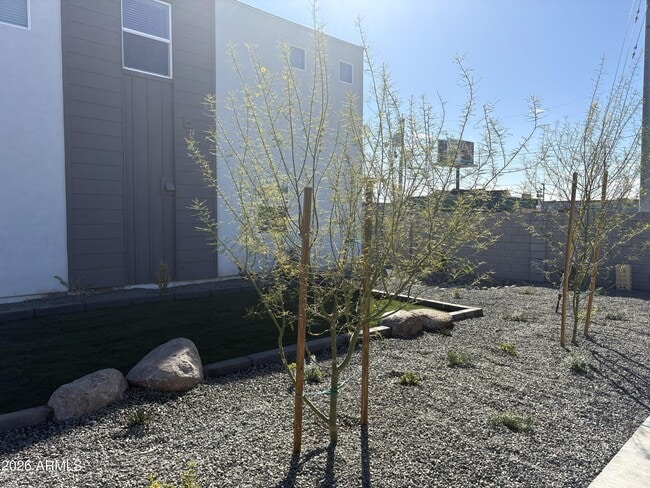 Building Photo - 1019 E Pasadena Ave