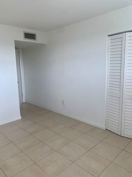 Building Photo - 1255 W 53rd St