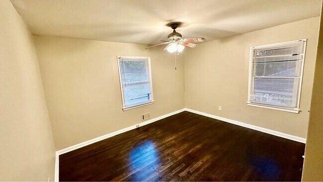 Building Photo - "Charming 2-Bedroom Oasis with Gleaming Hardwood Floors and 2 Full Baths in Decatur!"