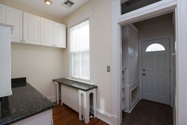 Building Photo - -- AVAILABLE 05/26/2026 -- MUSEUM DISTRICT CHARMER! 2 CAR GARAGE