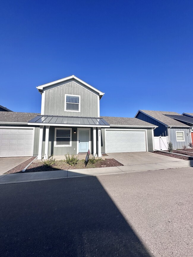 Building Photo - 4004 Blue Pine Ln