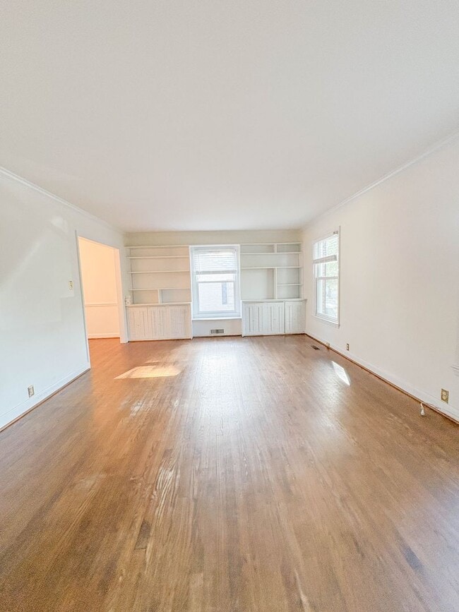 Building Photo - FIRST TWO WEEKS RENT FREE! 3 Bedroom 2 Bathroom with Detached Garage