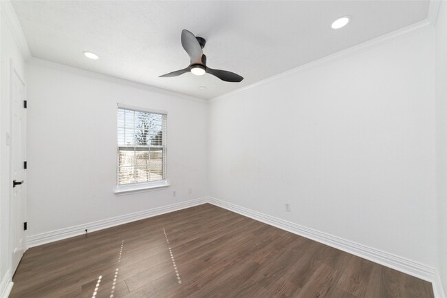 Building Photo - 802 E 33rd St