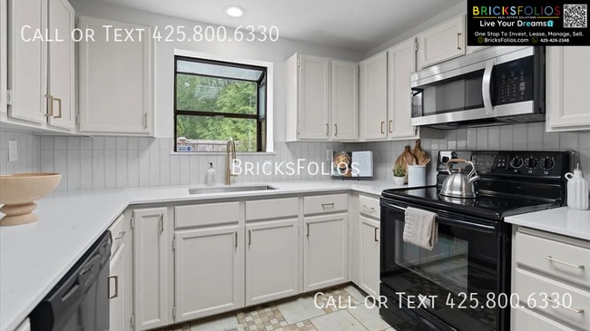 Building Photo - 1340 NW Huckle Dr