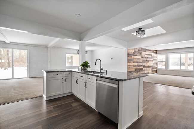 Building Photo - 41831 Glen Arbor St