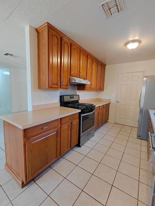 Building Photo - Spacious 3-Bedroom Home