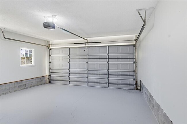 Building Photo - 2110 Meadow View Ct