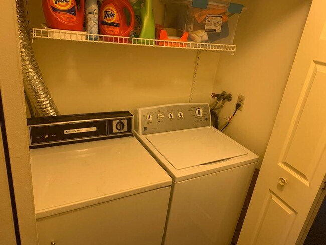 Laundry on 2nd floor - 3268 Niagara Sq