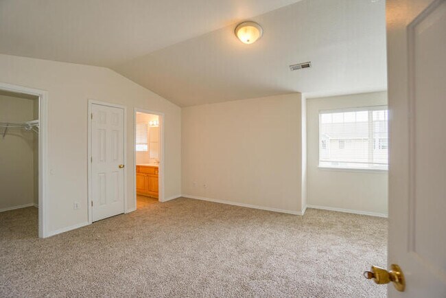 Building Photo - THREE BEDROOM TOWNHOME WITH GARAGE ACROSS FROM SHOPPING AND DINING